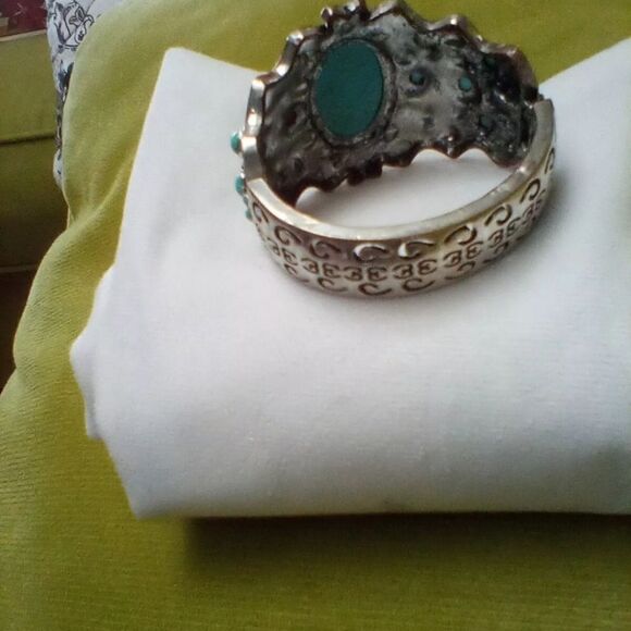Ladies native style cuff bracelet with Turquoise stones. Perfect condition. - Picture 5 of 5